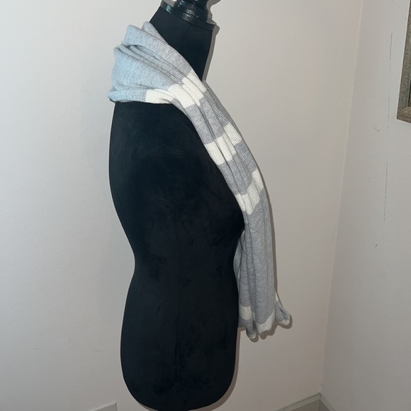 American Eagle Outfitters 🦅 one size ivory gray metallic infinity soft scarf - Picture 3 of 5